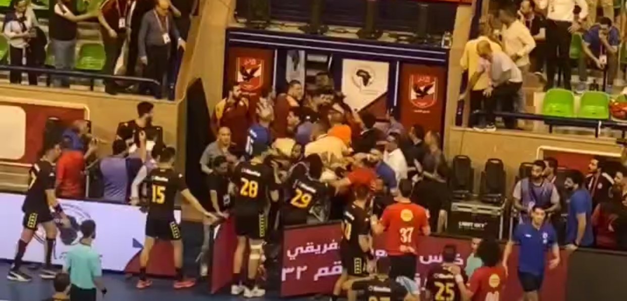 خاص لتوليفة.. ماذا حدث في اشتباكات لاعبي الأهلي والترجي في اليد؟.. شاهد بالفيديو